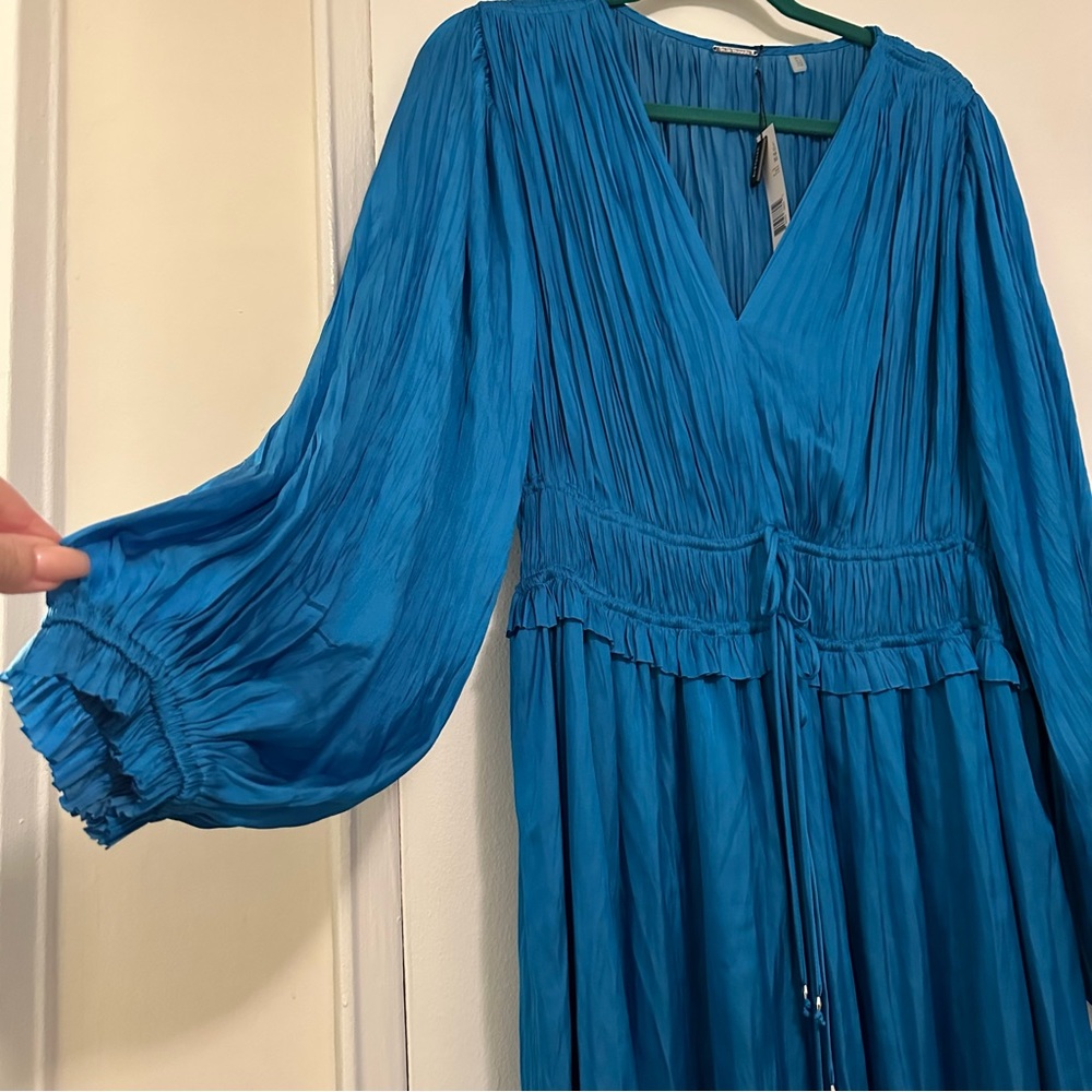 ELIE TAHARI NWT
WHISPER GATHERED SATIN DRESS
COLOR IS SUMMER LAKE